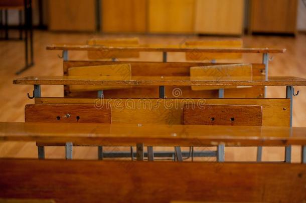 老的酿酒的木制的学校书桌采用教室