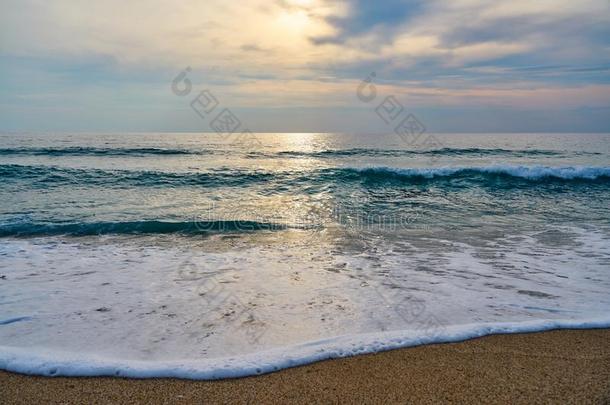 波和起泡沫打沙向指已提到的人海滩.