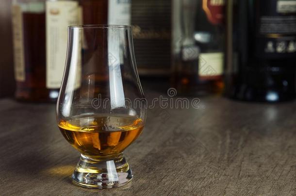 威士忌酒玻璃和单一的麦芽<strong>扑灭</strong>向木制的表和<strong>扑灭</strong>