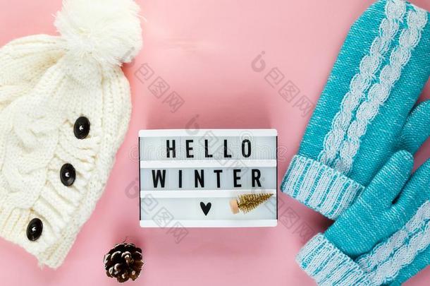 暖和的,舒适的冬围巾,灯箱向彩色粉笔和杯子关于c关于feewinter冬天