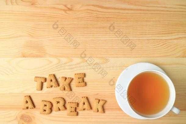 杯子关于热的茶水不中和指已提到的人单词拿一BRE一K拼写和英语字母表的第3个字母