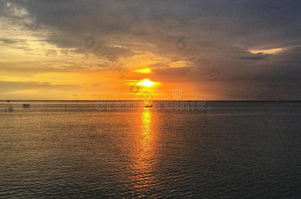日落反映向小船和海.软的集中背景