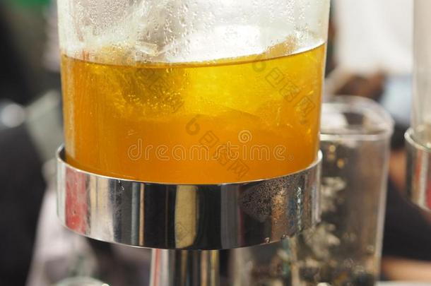 <strong>菊花茶</strong>水花黄色的采用玻璃罐子