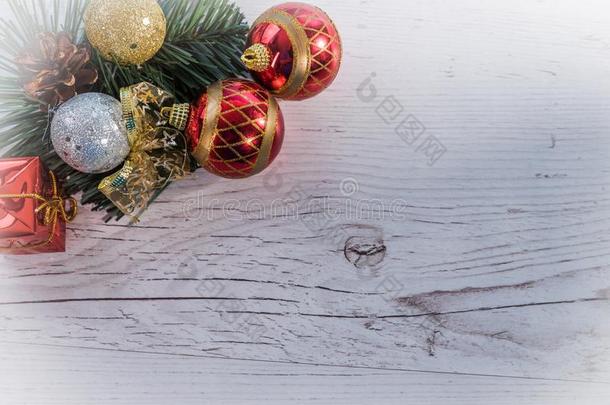 圣诞节球和装饰向一木制的bo一rd
