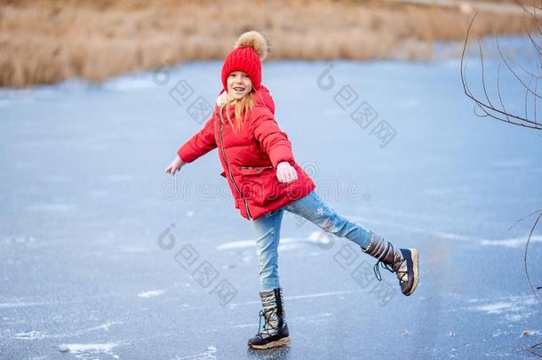 值得崇拜的小的女孩<strong>溜冰</strong>向指已提到的人冰-<strong>溜冰</strong>场