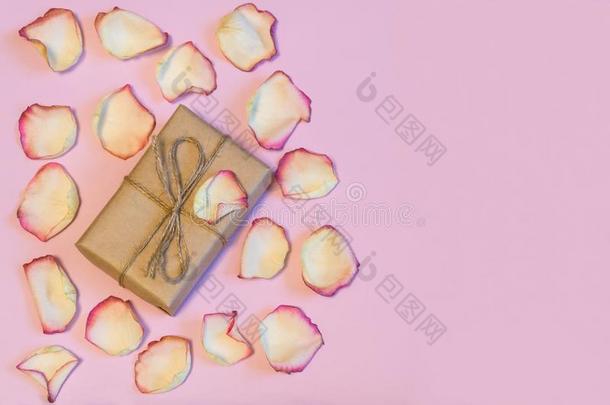 赠品盒包装材料采用牛皮纸纸和干燥的乳霜玫瑰花瓣向
