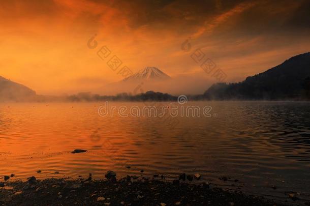 湖障子和登上富士山在日出