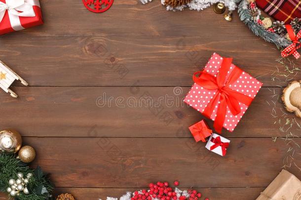 愉快的圣诞节.不同的有大小的礼物隔离的向木制的冲浪