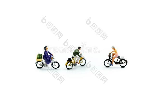 小型的人:男人和朋友乘自行车向白色的后台