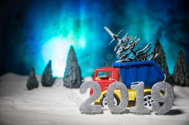 圣诞节或新的年观念.玩具汽车汽车rying一圣诞节树