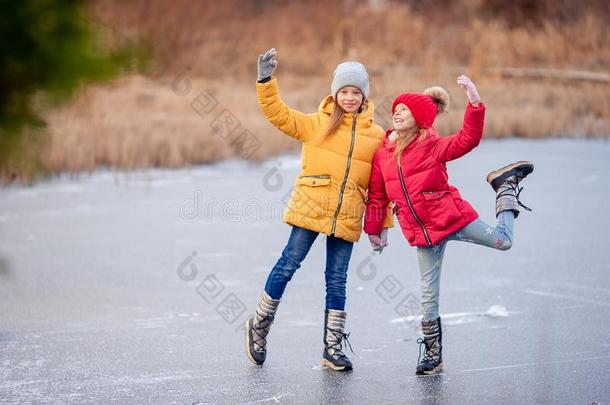 值得崇拜的小的女儿<strong>溜冰</strong>向指已提到的人冰-<strong>溜冰</strong>场