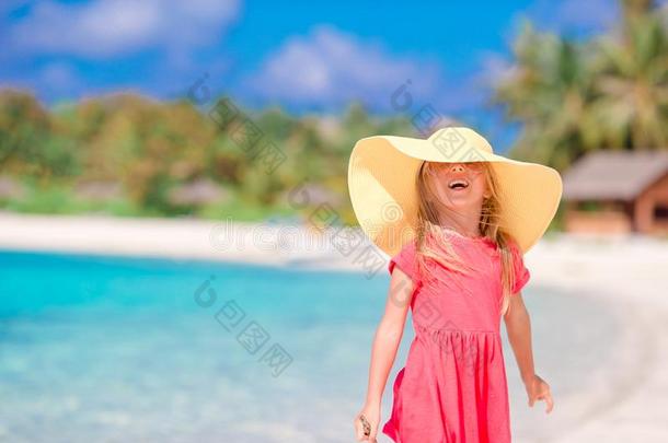 值得崇拜的小的女孩采用帽子在海滩dur采用g夏vac在ion