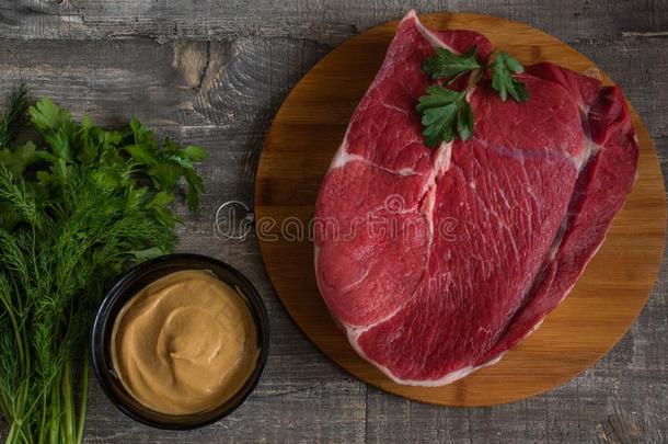 一件关于生的奶牛牛排.新鲜的和生的肉向木材书桌.奶牛Switzerland瑞士