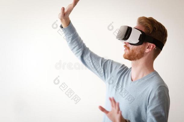 男人使人疲乏的将来的科技VirtualReality虚拟现实眼镜