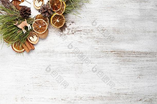 圣诞节或新的年酿酒的木制的背景和花环