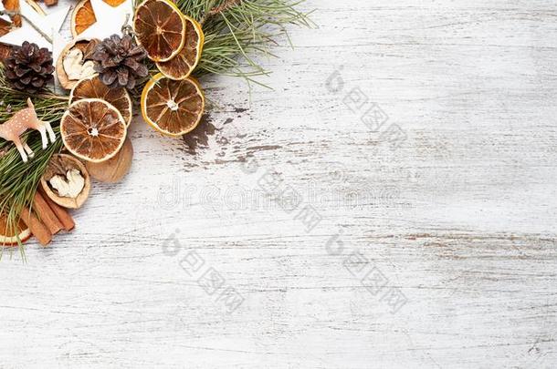 圣诞节或新的年酿酒的木制的背景和花环