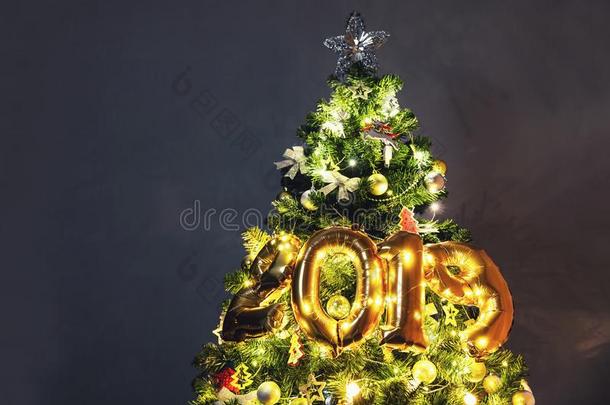 装饰圣诞<strong>节</strong>树<strong>2019</strong>,愉快的圣诞<strong>节</strong>和幸福的新的肯定