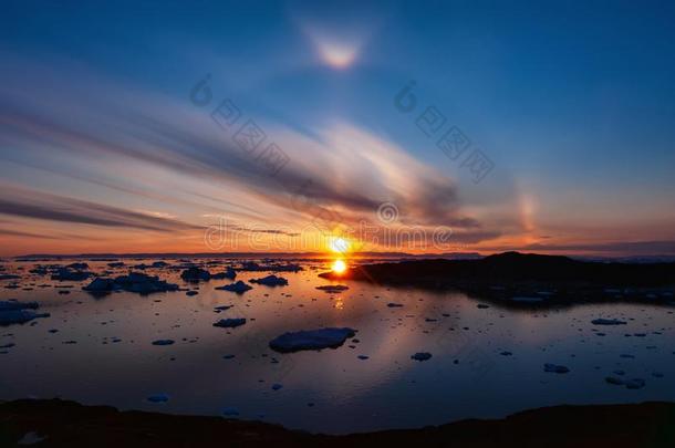 日落越过迪斯科湾采用格陵兰和圆形的光环影响.