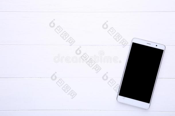 可移动的电话和空白的屏幕向白色的木材背景.聪明人