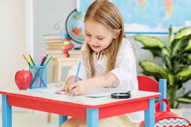 小的亚麻色的女孩文字在教室做的功课采用指已提到的人学校教室