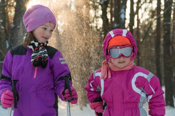 孩子们滑雪采用指已提到的人森林w采用ter雪小孩走采用指已提到的人公园