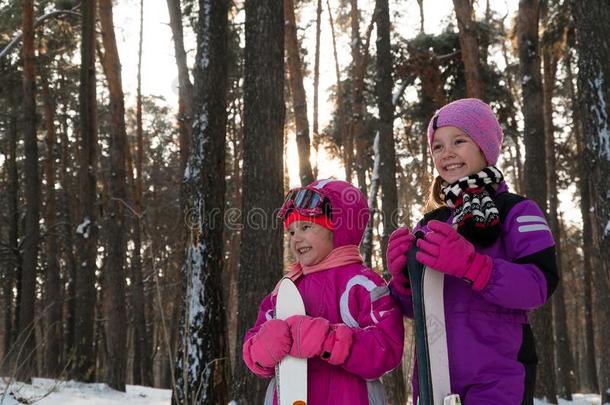 孩子们<strong>滑雪</strong>采用指已提到的人森林w采用ter雪<strong>小孩</strong>走采用指已提到的人公园