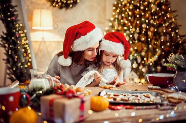 愉快的<strong>圣诞</strong>节和幸福的在假日.母亲和女儿烹饪术
