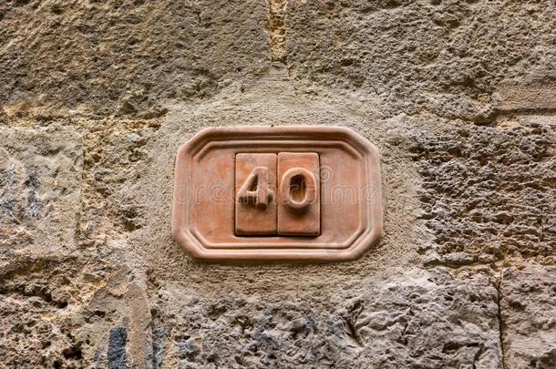 房屋数字有雕刻的进入中黏土碑向建筑物的正面.