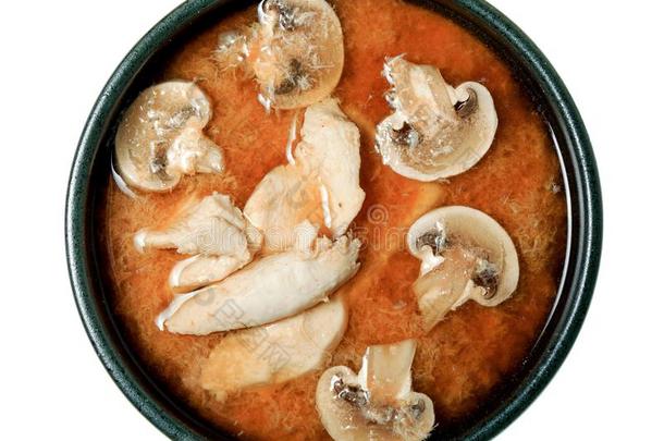 辛辣的朝鲜泡菜汤和蘑菇和鸡肉片采用黑的弓