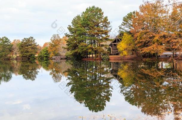 反射的湖边秋看法