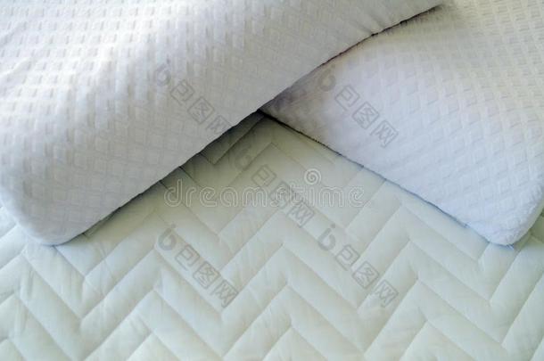 白色的床纸和枕头.房间,枕头.