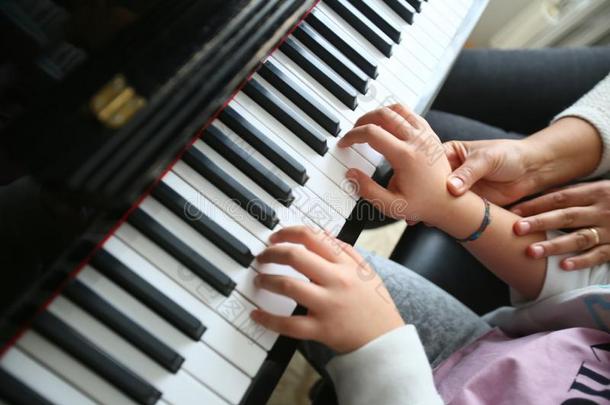 一教师教演奏钢琴她学生.