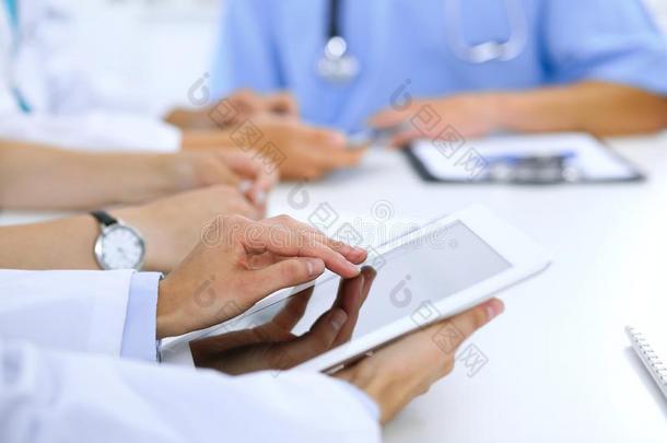 医生使用碑计算机在医学的会议,特写镜头.组