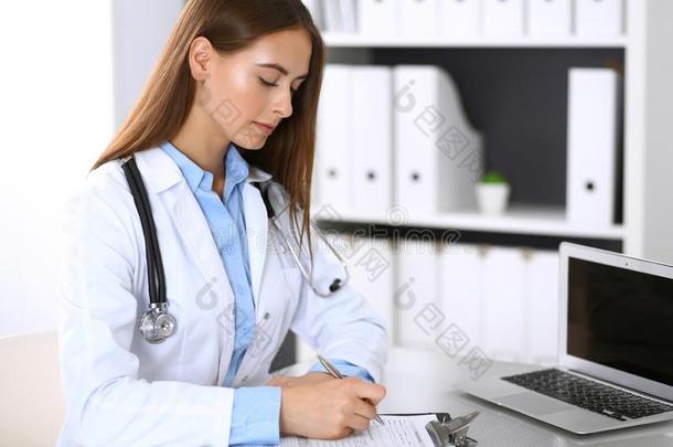 医生女人装满在上面医学的形状在期间一次在指已提到的人书桌我