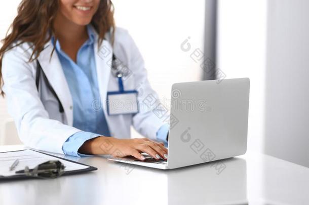 未知的医生女人打字向便携式电脑计算机在期间一次在