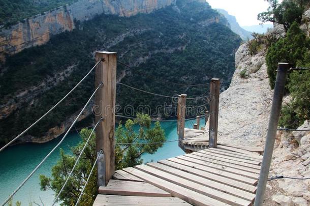 一木制的楼梯在岩石悬崖同样地部分关于徒步旅行p在h采用montane山地森林