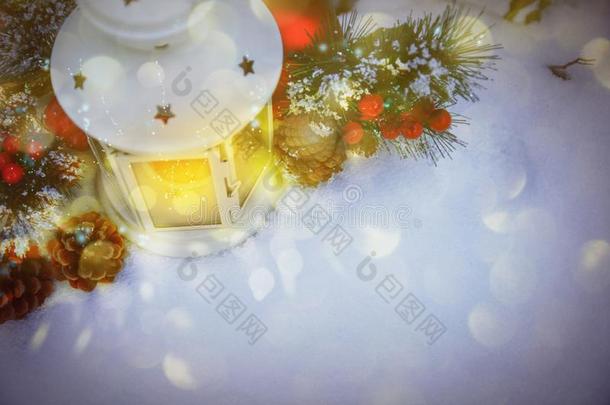 明亮的圣诞节灯笼和冷杉树枝采用指已提到的人雪