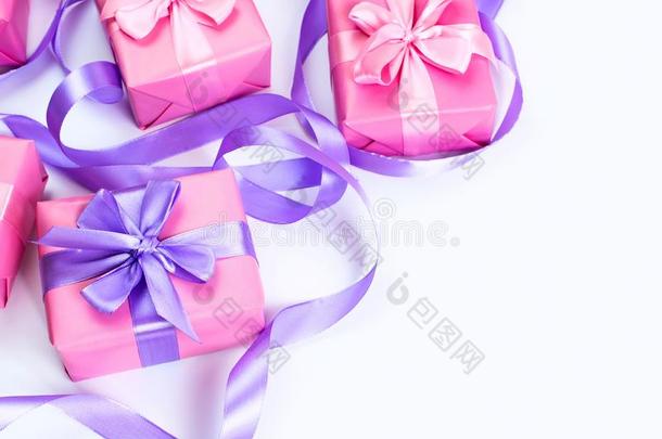 一放置关于礼物为一<strong>新生</strong>的粉红色的颜色向一白色的b一ckground一