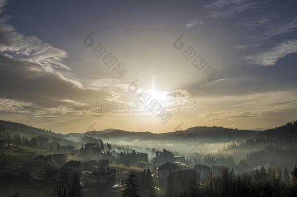 和平的多雾的风景,乡下的秋全景画在下面明亮的blue蓝色