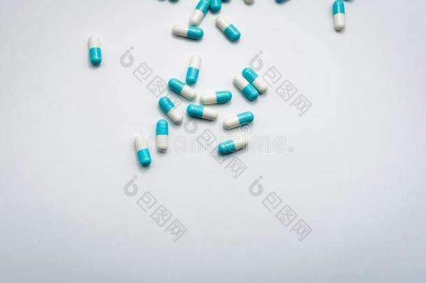 蓝色-白色的胶囊药丸伸开向白色的背景.制药公司