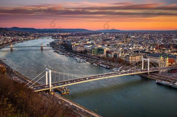 布达佩斯,匈牙利-<strong>伊丽莎白</strong>桥埃泽贝特隐藏和塞切尼