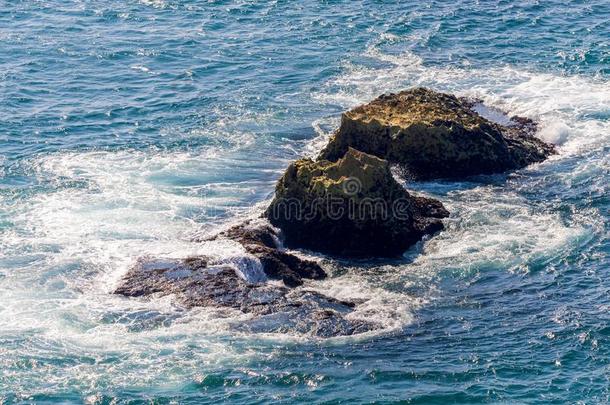 海波浪打破向海滩岩石风景.海波浪s碰撞和speciality专业