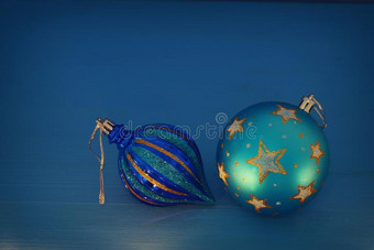 影像关于圣诞节节日的树球装饰和金specializedtrainingandreassignmentstudents经过专门训练图片
