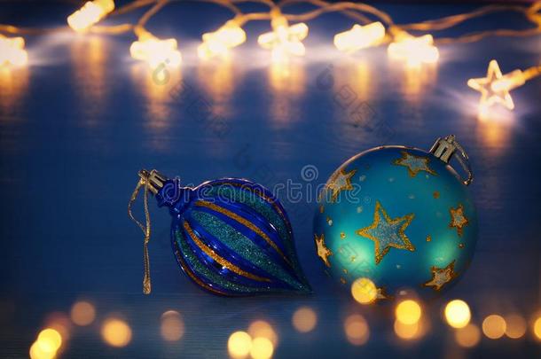 影像关于圣诞节节日的树球装饰和金specializedtrainingandreassignmentstudents经过专门训练