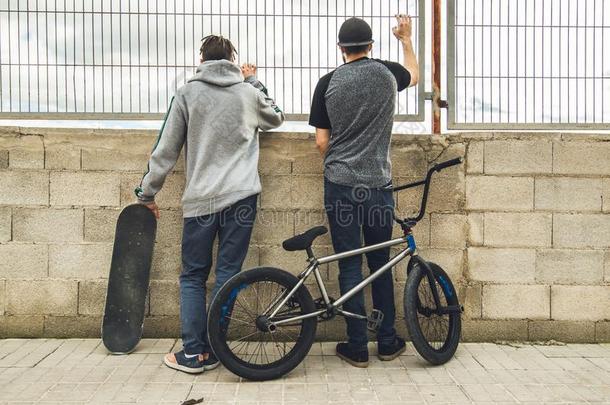 年幼的人和bicyclemotorcross双轮摩托车越野赛和滑板.生活方式观念关于指已提到的人