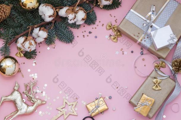 光粉红色的圣诞节,新的年框架和闪光装饰片,礼物,一br一n
