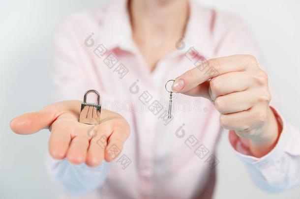 挂锁向指已提到的人手金属锁