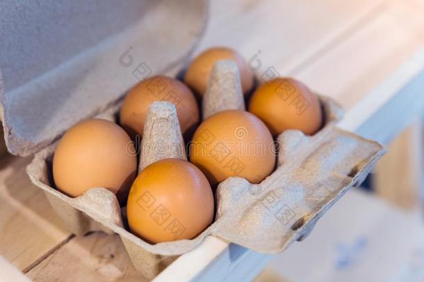 棕色的鸡卵采用一棕色的c一rton盒cont一采用六卵