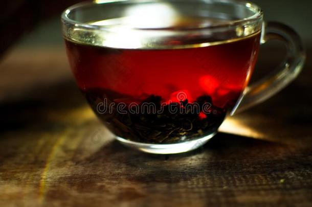 一杯子和桔子茶水和酿造.调制茶水采用一tr一nsp一rent英语字母表的第3个字母