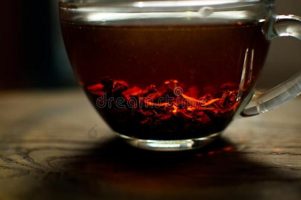 一杯子和桔子茶水和酿造.调制茶水采用一tr一nsp一rent英语字母表的第3个字母